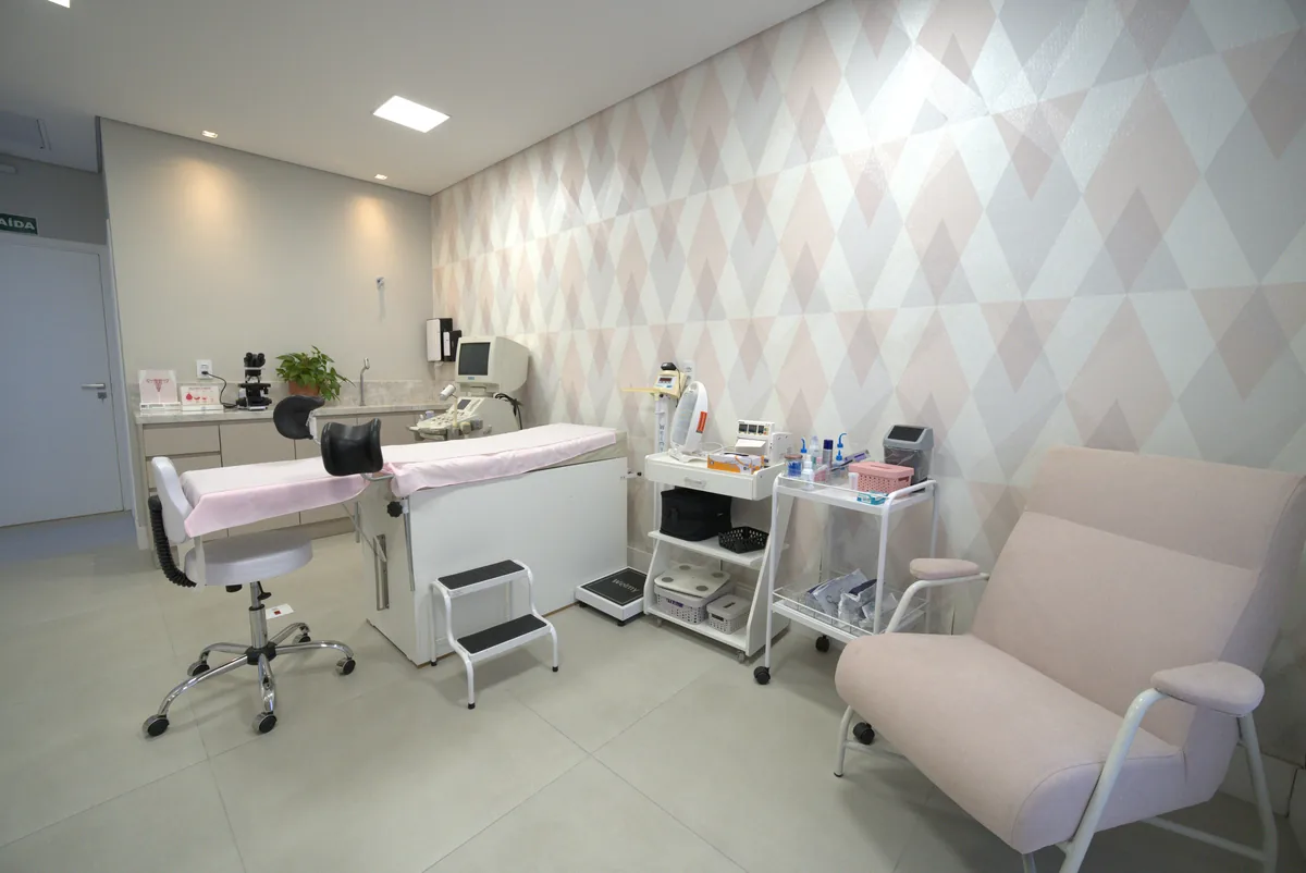 Sala de exames ginecológicos do consultório em Bragança Paulista